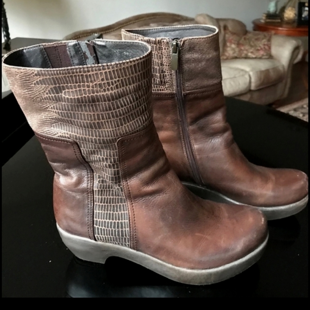 Antelope Brown Embossed Leather Boots Sz.10